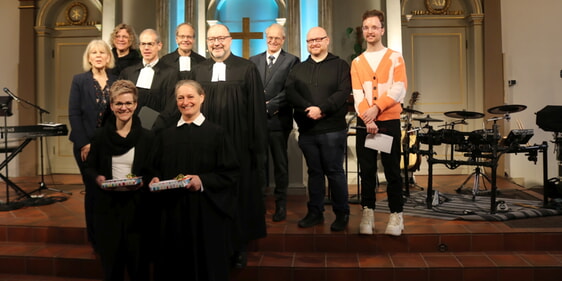 Nicole Trester-Chmiel (vorne lionks) und Susanne Weiling (vorne rechts) wurden im Gottesdienst in der Lüdenscheider Erlöserkirche feierlich für ihre neuen Aufgaben eingeführt (Foto: Görlitzer)