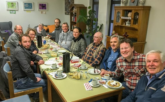 In gemütlicher Runde trafen sich die Ehrenamtlichen der „Helfenden Hände“ und des Fahrerteams vom „Wohl zu Hause“ im evangelischen Begegnungszentrum an der Danziger Straße. ©Guido Raith