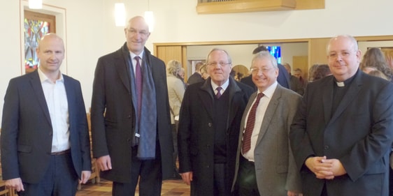 Die Bürgermeister von Lennestadt, Stefan Hundt, und Kirchhundem, Andreas Reinéry, der Superintendent des Kirchenkreises Lüdenscheid-Plettenberg, Klaus Majoress (v.l.n.r) und der kath. Pfarrer Heinrich Schmidt (r.) waren einige Gäste bei der Einführung von Pfarrer Dr. Jörg Ettemeyer (2.v.r) (Foto: EKGLK)