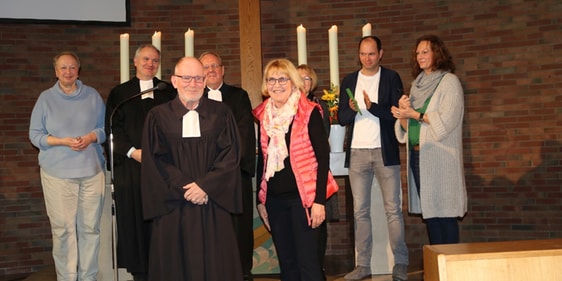 Hans-Georg und Angelika Ahl (Vordergrund) wurden im feierlichen Gottesdienst in der Kreuzkirche offiziell entpflichtet (Foto: Görlitzer)