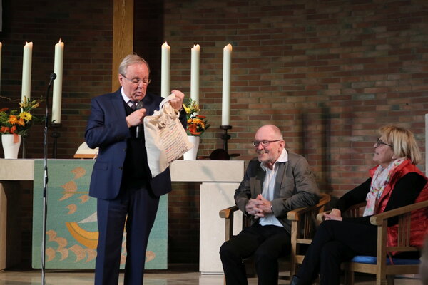 Klaus Majoress, Superintendent des Ev. Kirchenkreises Lüdenscheid-Plettenberg, packte aus einer „Sauerland“-Tasche Geschenke, die an die nun ehemalige Heimat erinnern sollen (Foto: Görlitzer)