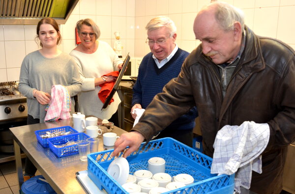 Küchenhelfer während des Generationencafés