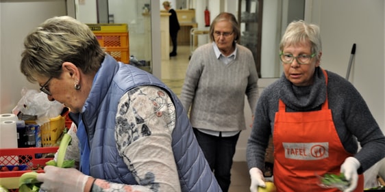 Während draußen schon die ersten „Klienten“ warten, legen Sabine Follmann, Sylvelin Karsunky und Christel van Pluer (v.l.) letzte Hand an (Foto: Ernst)