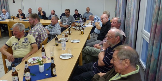 Aufmerksam folgten die rund dreißig Zuhörer des unterhaltsamen Abends im Rahmen des Rönsahler Männerforums den Ausführungen des „Bergischen Jungen“ (Foto: Crummenerl)