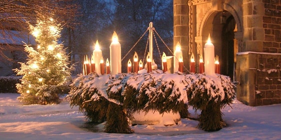 Der Attendorner „Riesenkranz“ leuchtet bereits im 12. Jahr vor der Erlöserkirche (Foto: Schliebener)