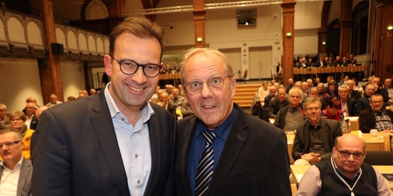 Für Klaus Majoress, Superintendenten des Ev. Kirchenkreis Lüdenscheid-Plettenberg, war es in dieser Woche die letzte EKvW-Synode. Genauso wie der Herforder Superintendenten Michael Krause wurde Majoress von den Synodalen am Mittwochabend verabschiedet. Majoress Amtszeit geht noch bis zum 31.08.2020, dann geht er nach insgesamt 25 Jahren als Superintendent in den Ruhestand (Foto: gmh)