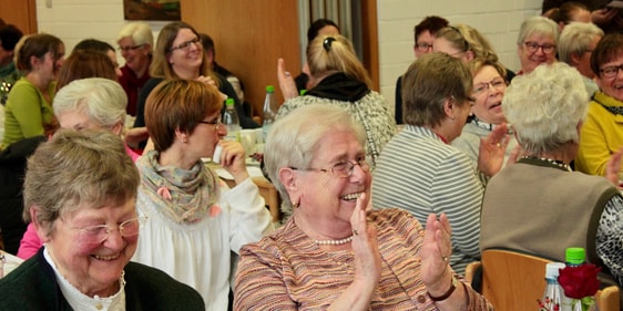 Heitere Frühstückerinnnen: Beim Frühstückstreffe für Frauen haben alle – ungeachtet ihres Alters - zu lachen (Foto: Haidle)