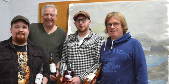 Für den Abend zum Thema „Genussvoll glauben“ hat sich Pfarrer Dirk Grzegorek (rechts) Unterstützung der Whisky-Experten Manuel Mengel (l.), Klaus Gröne (2.v.l.) und Sven Jeßegus geholt ( Foto: Teipel)