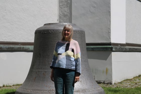 Barbara Fahl-Njayou vor der Lüdenscheider Erlöserkirche (Foto: Görlitzer)