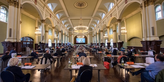 Mit einem großen Technikaufwand wurden für die Synodale sehr guten Rahmenbedingungen geschaffen. So konnten alle Anwesenden, trotz der großen Abstände in der Halle, die Synode in Wort und Bild sehr gut mitverfolgen (Foto: Martin Büdenbender)