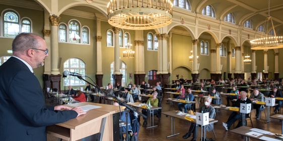 Dr. Christof Grote (l.) stellte sich mit seinen Ansichten und Zielen zum Superintendentenamt zu Beginn der Synode vor. In Folge wurde er bereits im ersten Wahlgang mit einer klaren Mehrheit zum neuen Superintendenten des Ev. Kirchenkreises Lüdenscheid-Plettenberg gewählt (Foto: Martin Büdenbender)