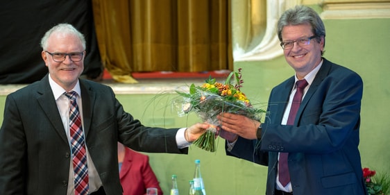 Pfarrer Martin Pogorzelski (r.) unterlag zwar in der Superintendenten-Wahl, wurde aber anschließend mit großer Mehrheit zum Assessor gewählt. Der bisherige Amtsinhaber Pfarrer Peter Winterhoff war der erste Gratulant (Foto: Martin Büdenbender)