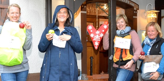 Silke Vieregge, Heike Schaefer, Susanne Vollmer und Anne Jahn wanderten zum Landhaus Stottmert. Foto: Wolfgang Teipel