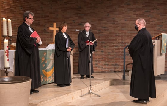 Dr. Annette Kurschus, Präses der Ev. Kirche von Westfalen, übernahm zusammen mit Martin Pogorzelski (l.) und Peter Winterhoff die Einführung von Dr. Christof Grote (r.) als neuen Superintendenten (Foto: EKKLP)