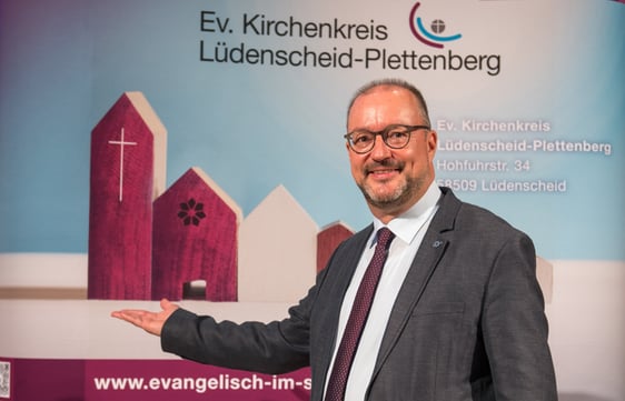 Dr. Christof Grote, seit dem 01. November neuer Superintendent des Ev. Kirchenkreises Lüdenscheid-Plettenberg, freut sich über das umfangreiche und kreative Gesamtangebot im Kirchenkreis in der Weihnachtszeit. Gerade wegen der Corona-Situation wird es neben zahlreichen Gottesdienste auch viele neue Angebote und Aktionen der Kirchengemeinden geben (Foto: EKKLP / Büdenbender)