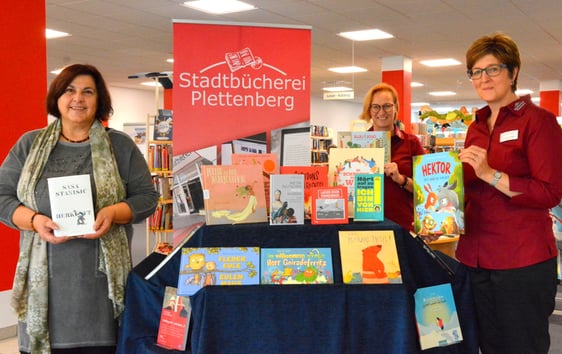 Evangelia Kasdanastassi von der Integrationsagentur (hier mit Brigitta Schulte und Büchereileiterin Christina Flick-Schöttler) überbrachte kürzlich die 42 Bücher für das Regal der Vielfalt. Foto: Wolfgang Teipel/dw