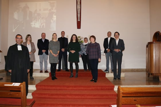 Noch einmal versammelten sich alle Mitglieder des Presbyteriums, darunter Pfarrer Thorsten Beckmann, im Altarraum der Gemeinde (Foto: Görlitzer)