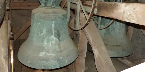 Hoch oben im Turm der Servatiuskirche warten die Kirchenglocken der Gemeinde Rönsahl darauf, dass die sie nach Installation der neuen Läuteanlage bald wieder in gewohnter Weise ihren Dienst tun können (Foto: Crummenerl)