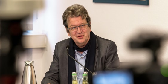 Assessor Martin Pogorzelski (Bild) gehörte zu den wegen Personen, die sich um Synodenstudio aufhalten durften und unterstützte Superintendent Dr. Christof Grote bei der Leitung der Synode (Foto: Martin Büdenbender)