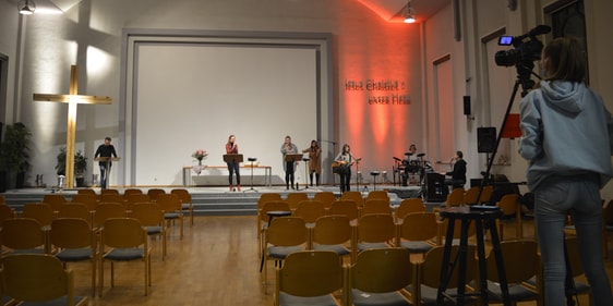 So sah es hinter den Kulissen aus, wenn ein Livestream der Allianzgebetswoche in Lüdenscheid aufgenommen wurde. Hier der Lobpreisabend in der FeG Lüdenscheid (Foto: Kannenberg)