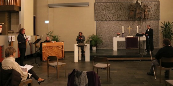 Auch unter Corona-Bedingungen musste nicht auf das Gedenken verzichtet werden: Mit großen Abstand wurde der Videogottesdienst in der Johanneskirche aufgezeichnet, mit (von links) Hella Goldbach, Burkhard Waimann, Reinhard Derdak, Christina Schaumann, Michael Siol und Dirk Rudzio (Foto: Görlitzer)