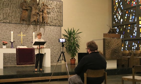 Dirk Rudzio zeichnete den Gottesdienst – hier die Ansprache von Hella Goldbach, Vorsitzende der Gesellschaft für Christlich-Jüdische Zusammenarbeit – auf Video auf (Foto: Görlitzer)