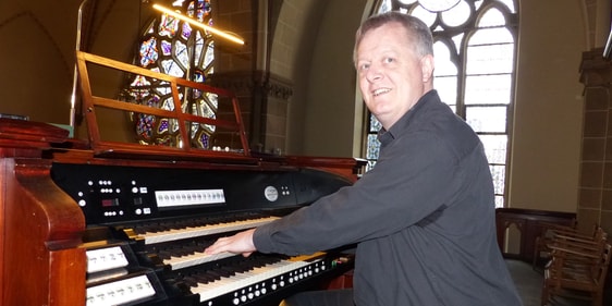 Leonhard Voos erfreut die Besucher der Offenen Kirchen“ zweimal mit seinem Orgelspiel. (Foto: Weiland)