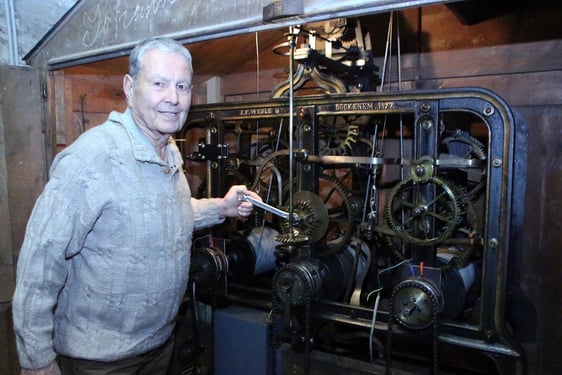 Mit der Turmuhr der Erlöserkirche kennt sich Ulrich König bestens aus. "Ich habe auch Arbeiten am Uhrwerk gemacht", sagt er. (Foto: Jakob Salzmann)