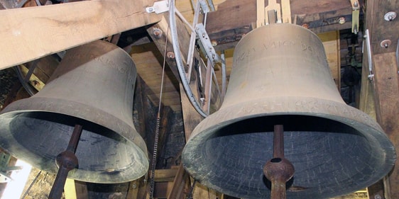 Die im Jahr 2000 eingebauten neuen Glocken der Erlöserkirche aus dem Hause der Glockengießerei Rincker hängen in einem Holzglockenstuhl. Sie sind unterschiedlich schwer. (Foto: Jakob Salzmann)