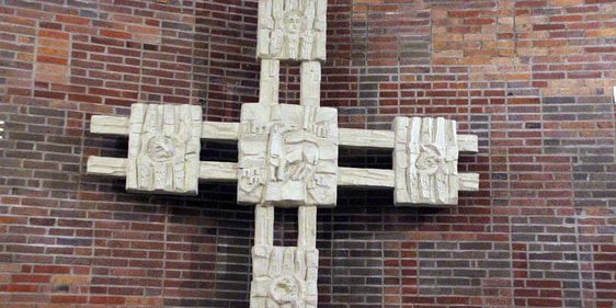 Das Kreuz mit dem Lamm in der Mitte ist von den Symbolen der vier Evangelisten - Löwe, Adler, Stier und Mensch – flankiert (Foto: Salzmann)