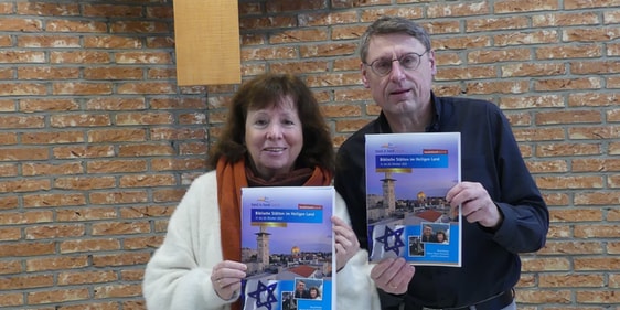 Foto vom Pfarrerehepaar Petra und Rainer Gremmels (mit Broschüre zu der Israelreise), die vom 11. bis 20. Oktober eine Tour zu den Biblischen Stätten im Heiligen Land leiten werden und Interessierte zum Mitfahren einladen. (Foto: Ingrid Weiland)