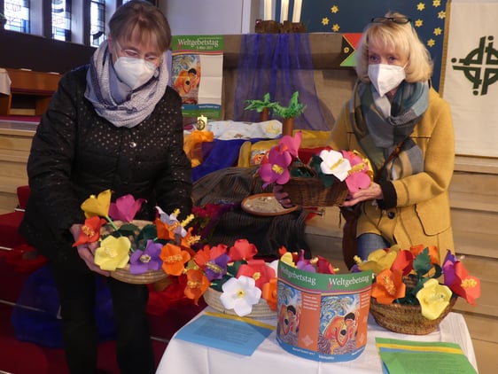 Das Bild zeigt kfd-Mitglieder mit wunderschönen selbstgebastelten exotischen Papierblumen. (Foto: Ingrid Weiland)