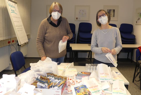 Pfarrerin Bettina vom Brocke (rechts) und Annette Reuß vom Lüdenscheider Weltgebetstags-Organisationsteam beim Packen der Überraschungstüten für die Mitglieder der evangelischen Frauengruppen in der Lüdenscheider Innenstadt. (Foto: Ingrid Weiland)