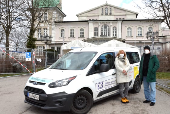 Kürzlich war das Impf-Taxi der Freiwilligenzentrale wieder unterwegs. Anne Jahn und Fahrer Jürgen Eckstein begleiteten Karl Heinz Volpert zum Termin in der Lüdenscheider Schützenhalle. Foto: Wolfgang Teipel/dw