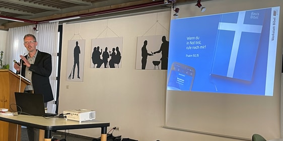 Pfarrer Stephan Zeipelt vom Institut für Gemeindeentwicklung und missionarische Dienste der Ev. Kirche von Westfalen stellte dem Pfarrkonvent die BaisisBibel vor (Foto: EKKLP)