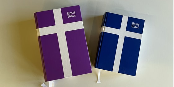 Die BasisBibel ist die erste deutschsprachige crossmediale Bibelübersetzung (Foto: EKKLP)