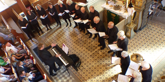 Konnte bei ihrem ersten Auftritt in der Nachbarstadt Kierspe gefallen: Die Kantorei Halver unter Leitung von Patrik Kampf erfreute die Gottesdienstgäste in der Servatiuskirche mit einem vielseitigen Rahmenprogramm und klassischer Kirchenmusik. (Foto. Rainer Crummenerl)