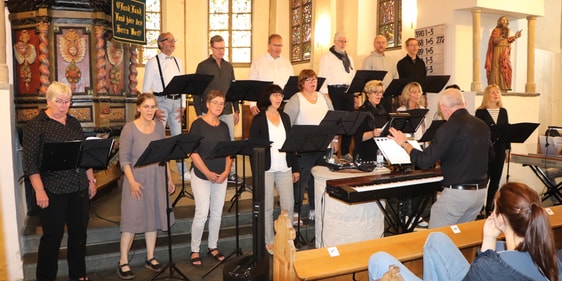 Mit dem Chor“ conTAKTe“ erlebten die Zuhörer am Sonntagabend in der Apostelkirche, einen außergewöhnlichen musikalischen Gottesdienst. (Foto: Birgit Hüttebräucker)