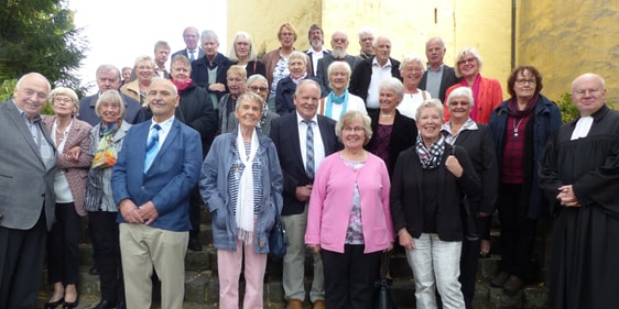 26 ehemalige Konfirmanden und Konfirmandinnen aus den Jahren 1959 bis 1962 hatten sich zur Feier der Diamantenen Konfirmation in der Servatiuskirche am vergangenen Sonntag einladen lassen. (Foto: Rainer Crummenerl)