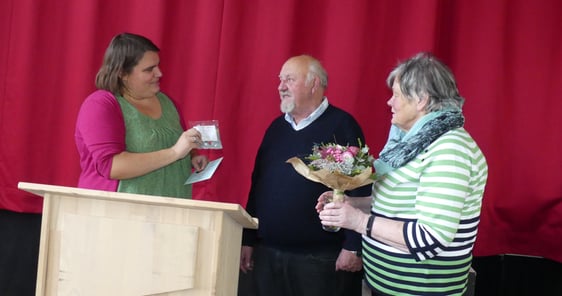 Im Namen aller Anwesenden bedankte sich Sarah Klapic (l.) mit Blumen und Präsenten bei Ehepaar Hellmich dafür, dass sie die Freundestreffen für ältere CVJM-Mitglieder seit Jahren organisiert haben. (Foto: Ingrid Weiland)