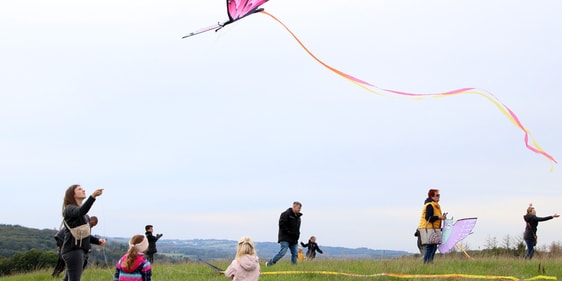 Auf der großen Wiese des Hofs Heutelbeck war ausreichend Platz für alle. Niemand kam sich beim Steigenlassen des Drachens in die Quere. (Foto: Jakob Salzmann)