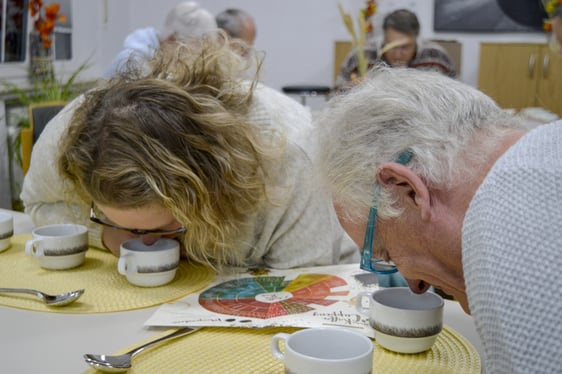 Nach einigen Selbsttests und entsprechenden Informationen war klar: Es lohnt sich, schnuppernd und schlürfend in diesen Schatz der Schöpfung einzutauchen. (Foto: Iris Kannenberg)