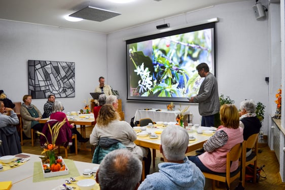 Zwischen Schnuppern und Schlürfen lehrten die beiden Pfarrer über Kaffee-Sorten, Fair-Trade und Third-Wave. (Foto: Iris Kannenberg)