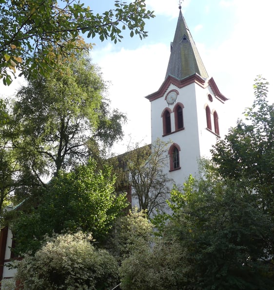 An der Kirche Oberrahmede hielt die Gruppe zu einem dritten Impuls und konnte sich dort auch eine von Gemeindemitarbeiterin Gabi Beier zubereitete Suppe schmecken lassen. (Foto: Ingrid Weiland)