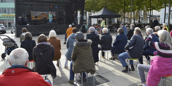 Am 3. Oktober 2022 lud die Evangelische Allianz Lüdenscheid unter dem Vorsitz von Irmtraut Huneke - gemeinsam mit der ökumenischen Initiative „Gemeinsame Wege“ - zu einer „Dankesfeier zum Tag der Deutschen Einheit“ auf den Lüdenscheider Rathausplatz ein. (Foto: Iris Kannenberg)