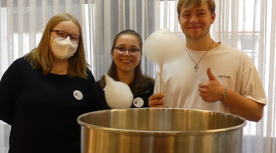 Jugendliche engagierten sich beim Waffelbacken und am Zuckerwattestand. (Foto: Ingrid Weiland)