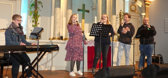 Das Offene Singen unter der Leitung von Pop-Kantorin Nicole Trester (l.) - mit Marleen Türk, Melina Bause, Tobias Aurisch und Jan Trimpop – wurde am Samstagabend gut angenommen. (Foto: Ingrid Weiland)