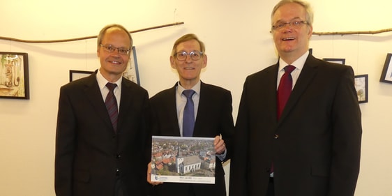 Klaus-Ulrich Rüping (M.), der im Auftrag des Presbyteriums den jetzt erschienenen Bildband zum Jubiläum „950 Jahre Erlöserkirche“ gestaltet hat, mit den Pfarrern Holger Reinhardt (r.) und Jürgen Jerosch (l.). (Foto: Ingrid Weiland)