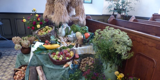 Ideenreich, farbenfroh und mit viel Liebe zum Detail gestaltet waren die zahlreichen Gaben unter der Erntekrone in der Servatiuskirche. (Foto: Rainer Crummenerl)