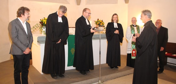 (v.l.) Pfr. Andreas Hirschberg, Pfr. Uwe Brühl, Sup. Dr. Christof Grote, Pfrn. Christine Rosner, Pastor Patrick Schnell, Pfr. Dietmar Auner und der stellvertretende Vorsitzende des Presbyteriums Fred Witte. (Foto: Hartmut Damschen)